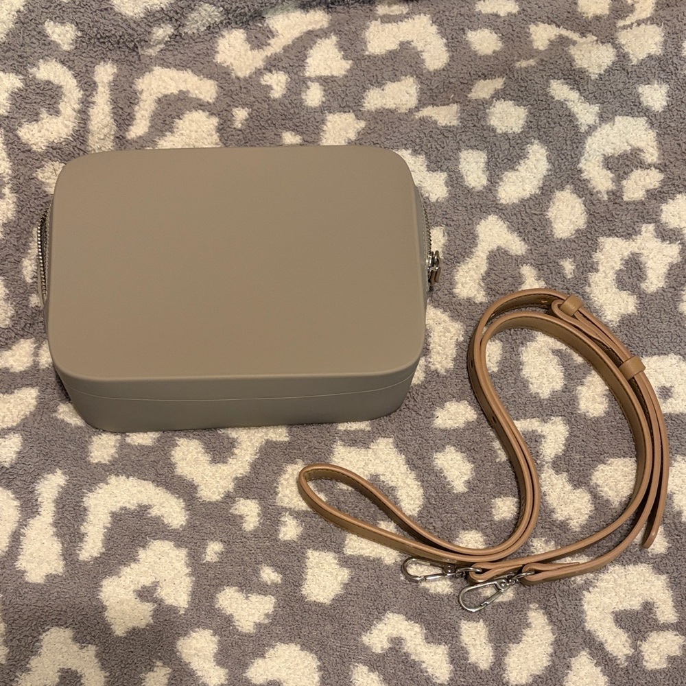 Elegant Gray Crossbody Bag - Picture 5 of 7